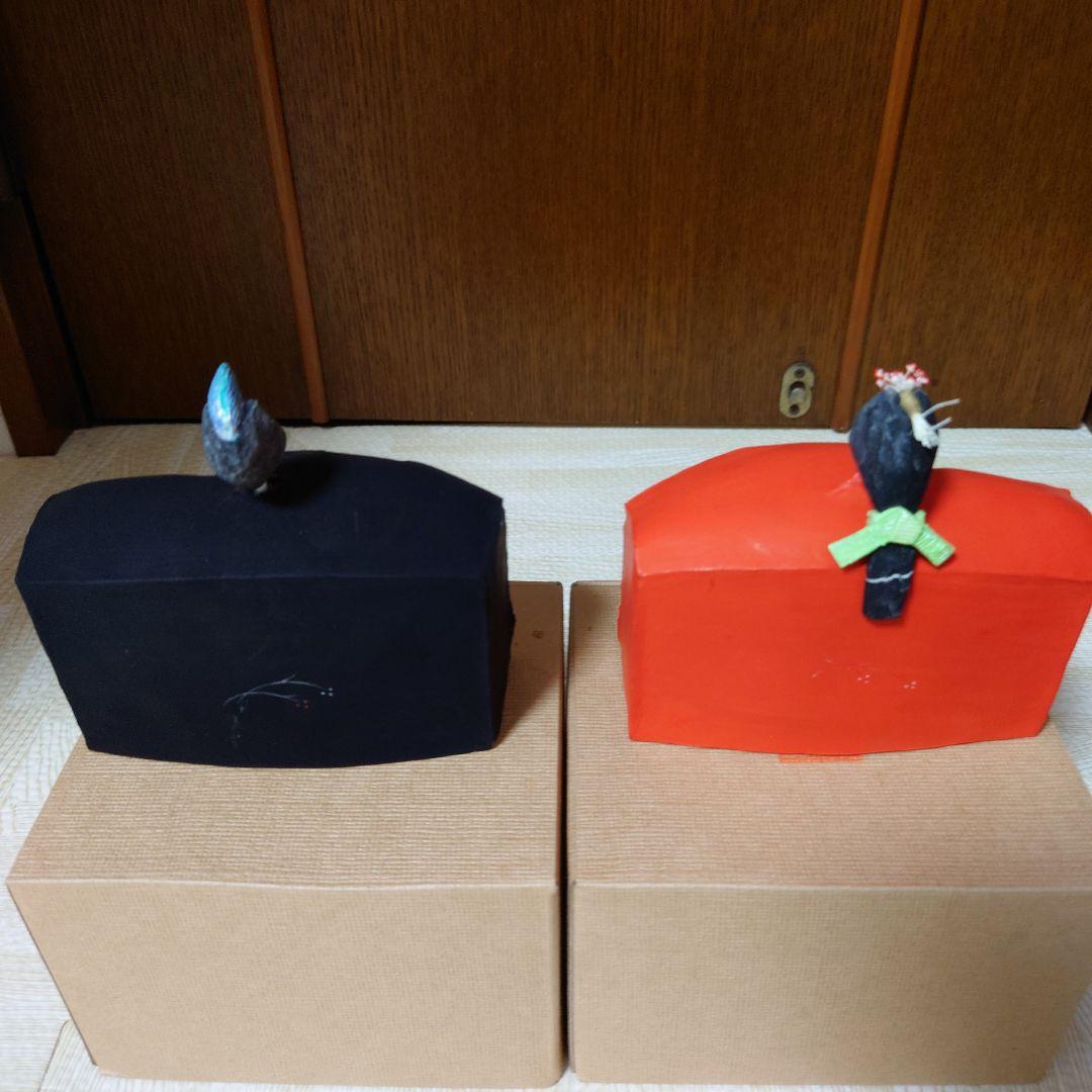 伝統的な雛人形 黒と赤