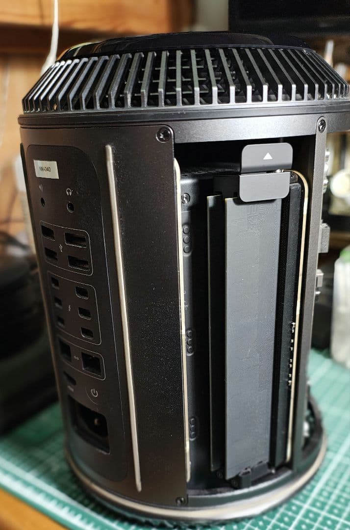 送料込みApple Mac Pro 2013 256GB SSD