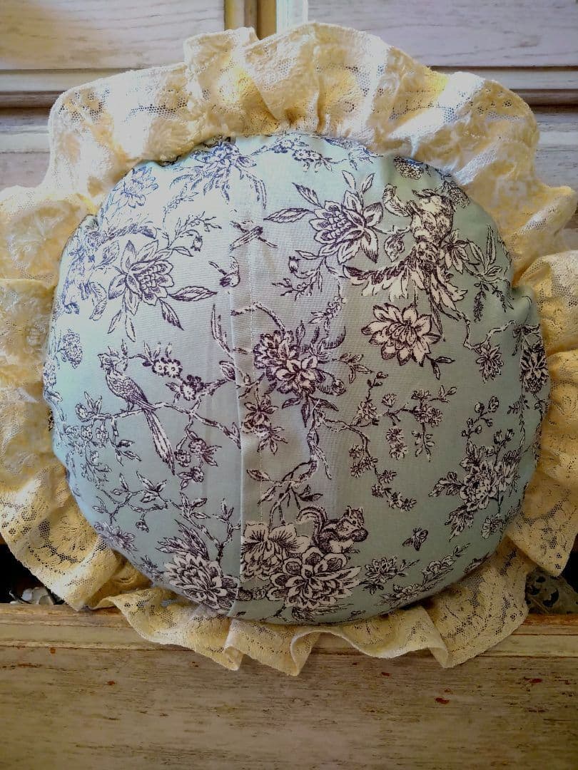 ※ごま様オーダー※フランスアンティーク　イニシャル刺繍　タッセルクッション