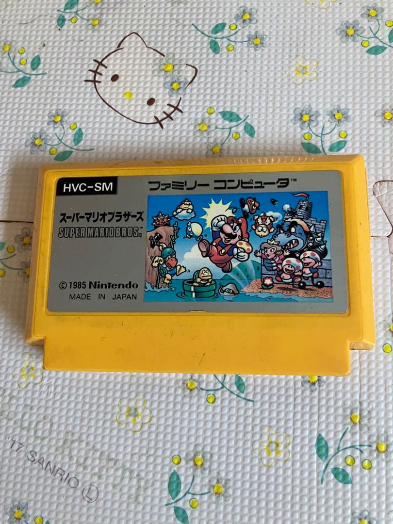 ハローキティのテレビ　ゲーム機　ファミコンのカセット