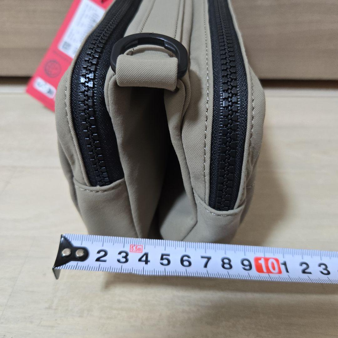 HUGO新品未使用 ベージュ フラップ付きバッグ