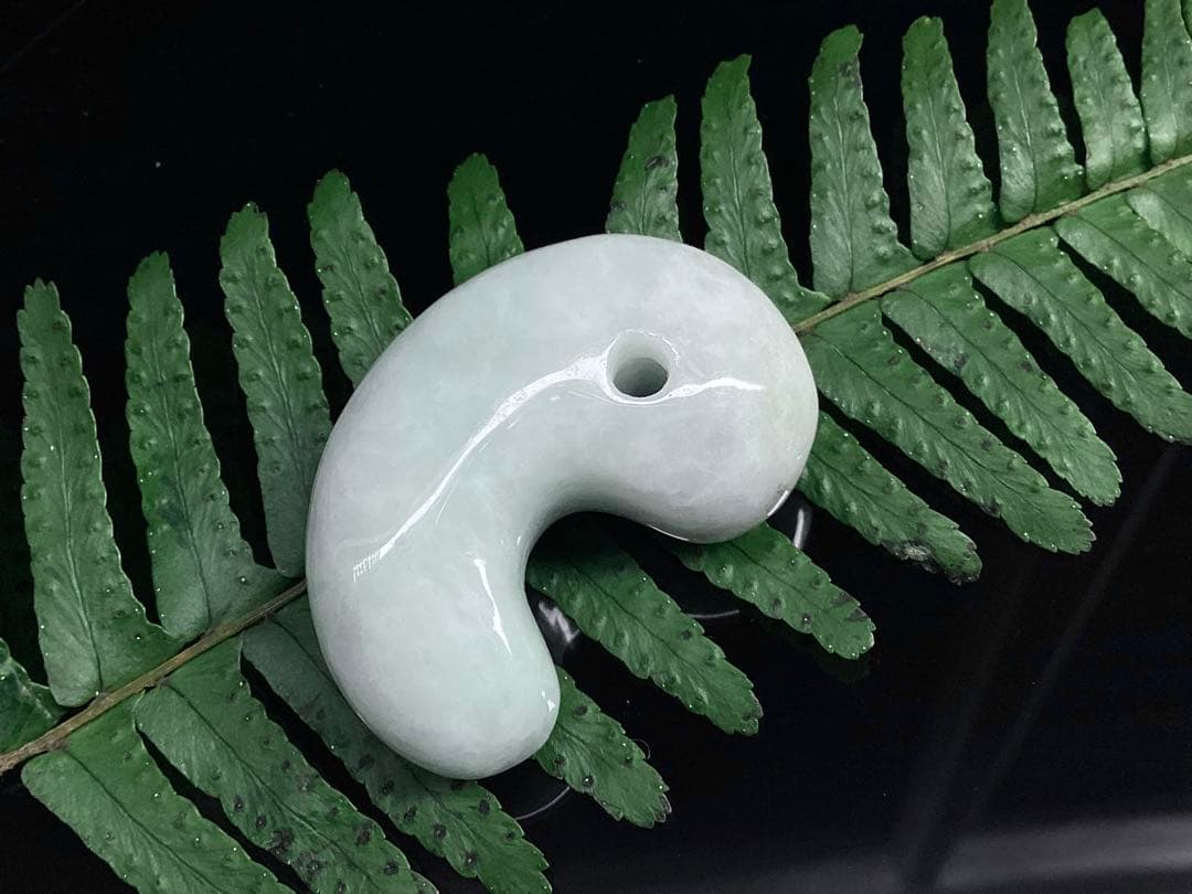 ✳特大　極上勾玉の一言です‼️親方おすすめ　糸魚川翡翠勾玉ジェダイト　鑑定機関書付