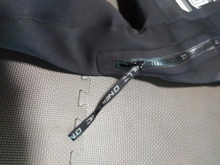 オニールドライスーツ　ブーツ無し品　右肘辺りに水滲み有り