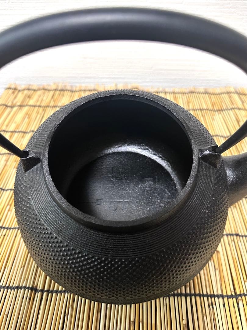 未使用品、供箱等付属品付　南部霞銘　南部池永造　２０型筋目アラレ　南部鉄瓶