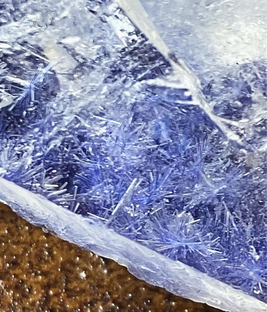 希少 デュモルチェライトインクォーツ 原石 280g 研磨済 台座付き