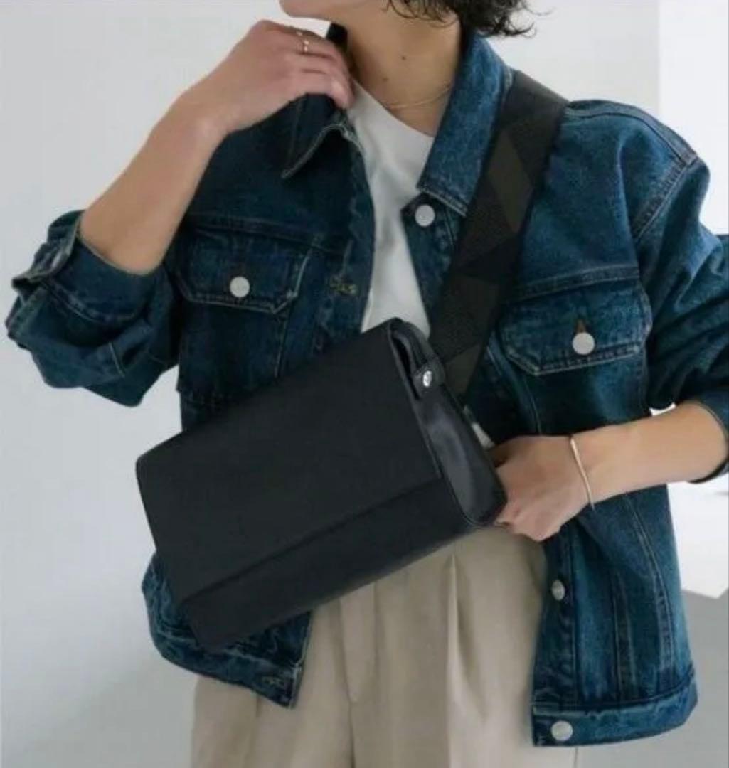 【美品】本革 470gワイドテープショルダーバッグ/ボディバッグ イアパピヨネ