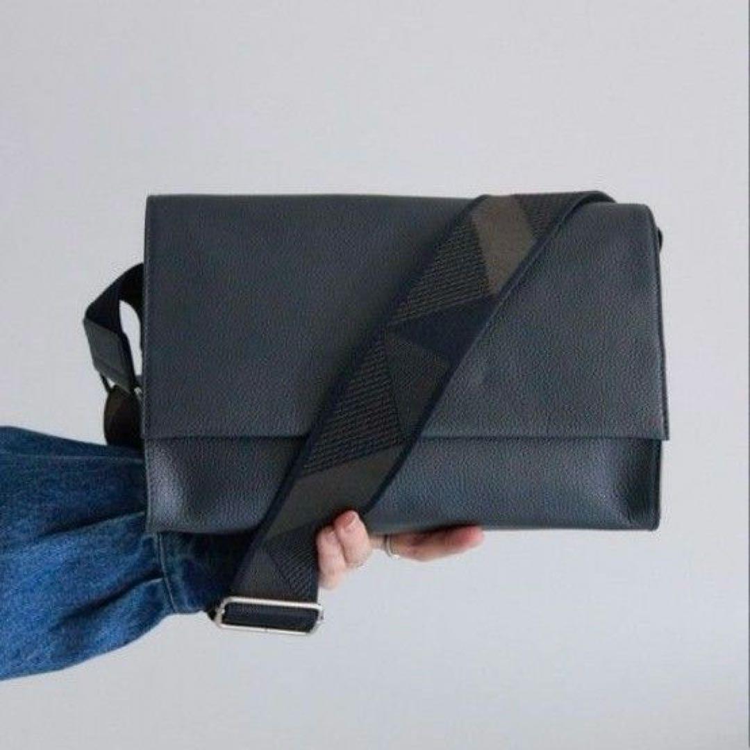 【美品】本革 470gワイドテープショルダーバッグ/ボディバッグ イアパピヨネ