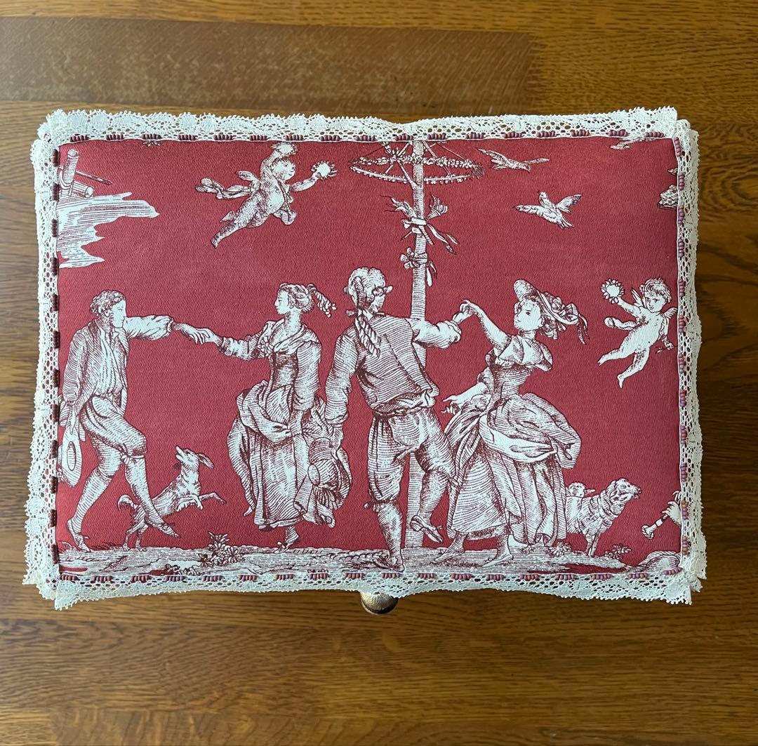 ミッキー様オーダーご依頼作品です カルトナージュ裁縫箱(大)