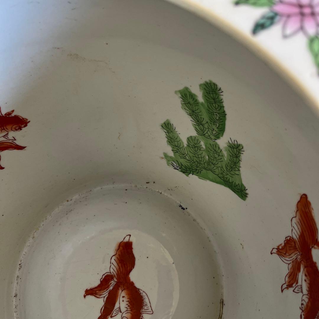 最終処伊万里金魚が泳ぐ絵柄十錦手火鉢大睡蓮鉢金魚鉢　カラフルな色合いと絵柄の良さ