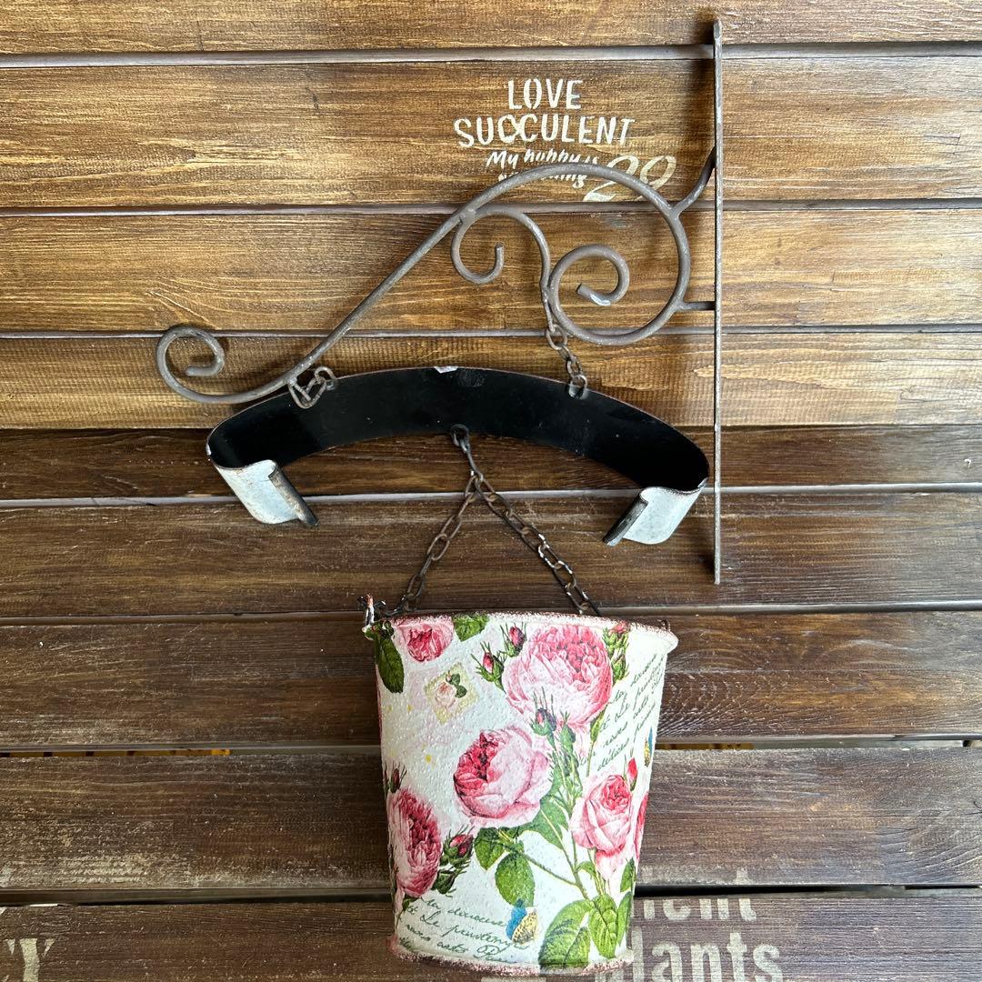 Yoさま専用ですリメイク缶 ハンギングポット たまごを抱いたうさぎさんとローズ