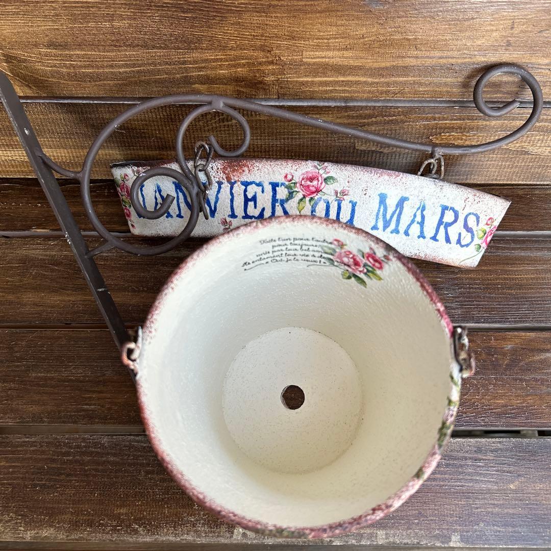 Yoさま専用ですリメイク缶 ハンギングポット たまごを抱いたうさぎさんとローズ