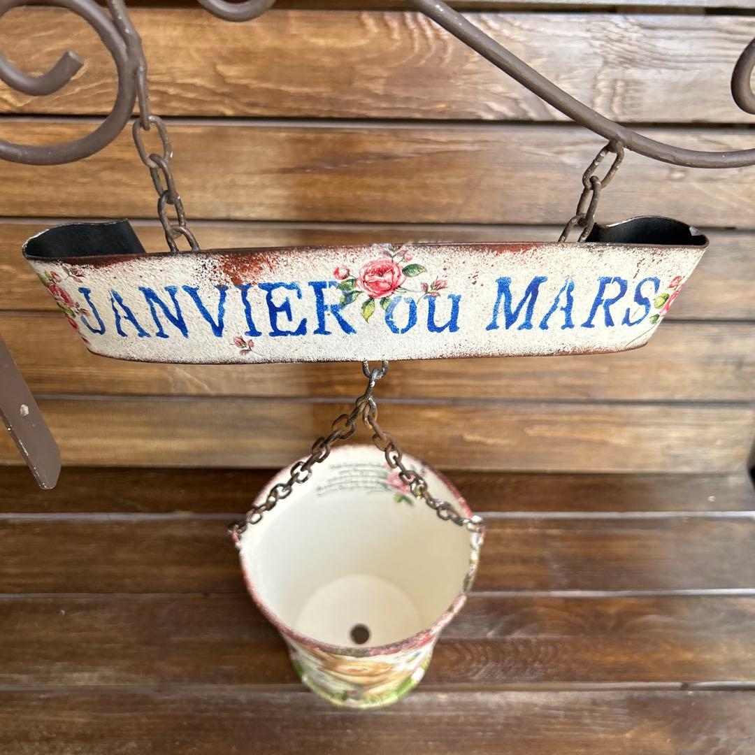 Yoさま専用ですリメイク缶 ハンギングポット たまごを抱いたうさぎさんとローズ