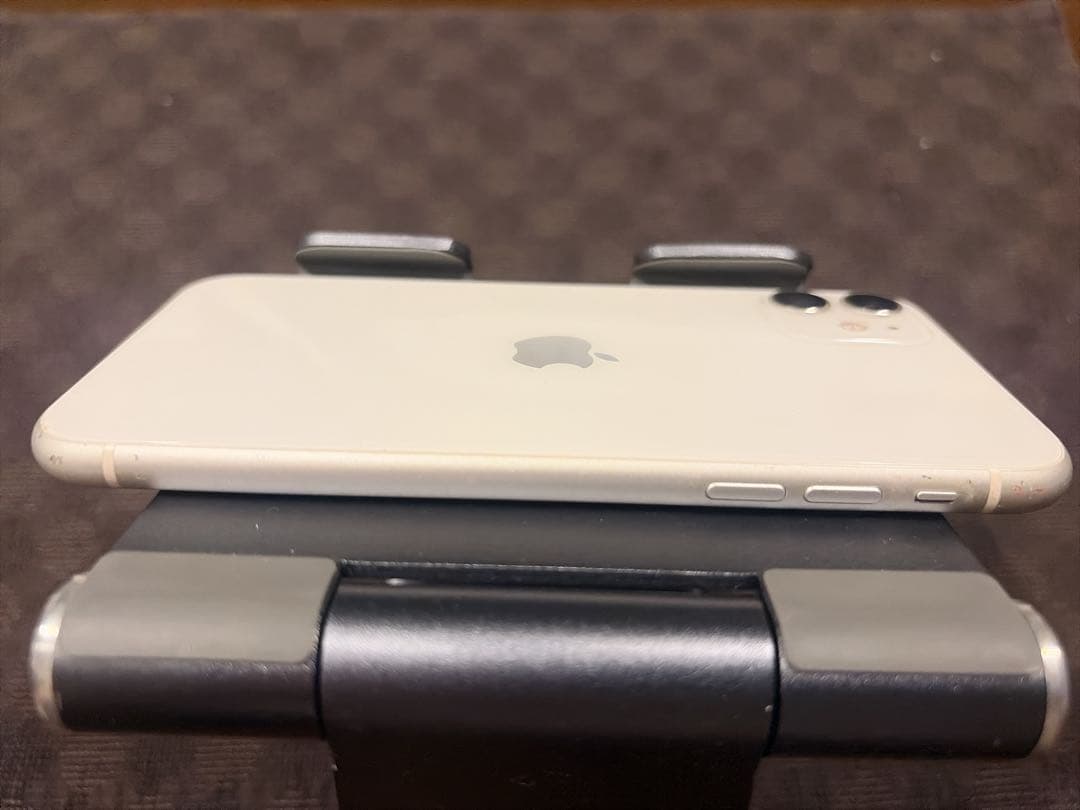 iPhone 11 128GB ホワイト 画面ヒビあり SIMフリー 残債なし