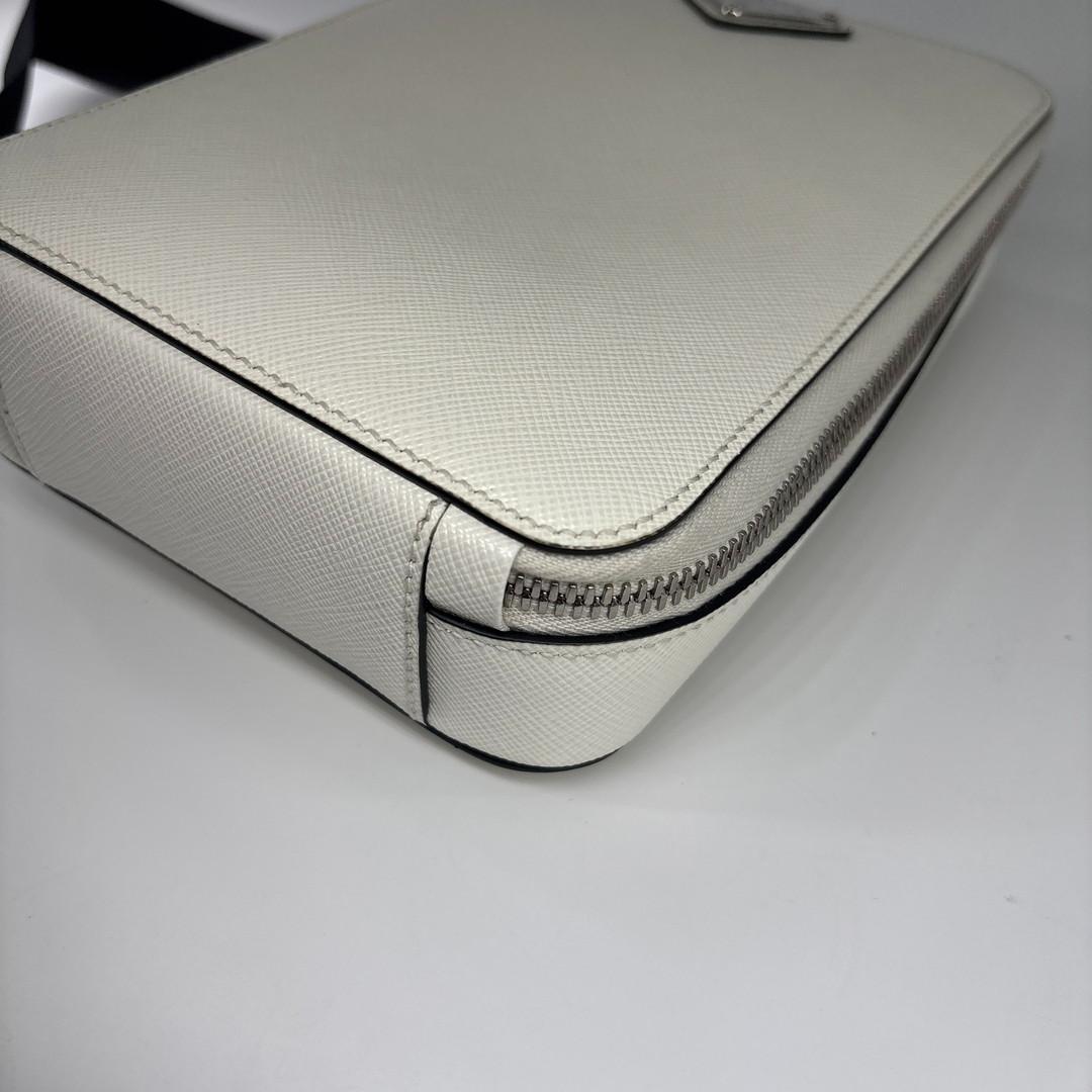 未使用 プラダ ショルダーバッグ メンズ ホワイト レザー トライアングルロゴ