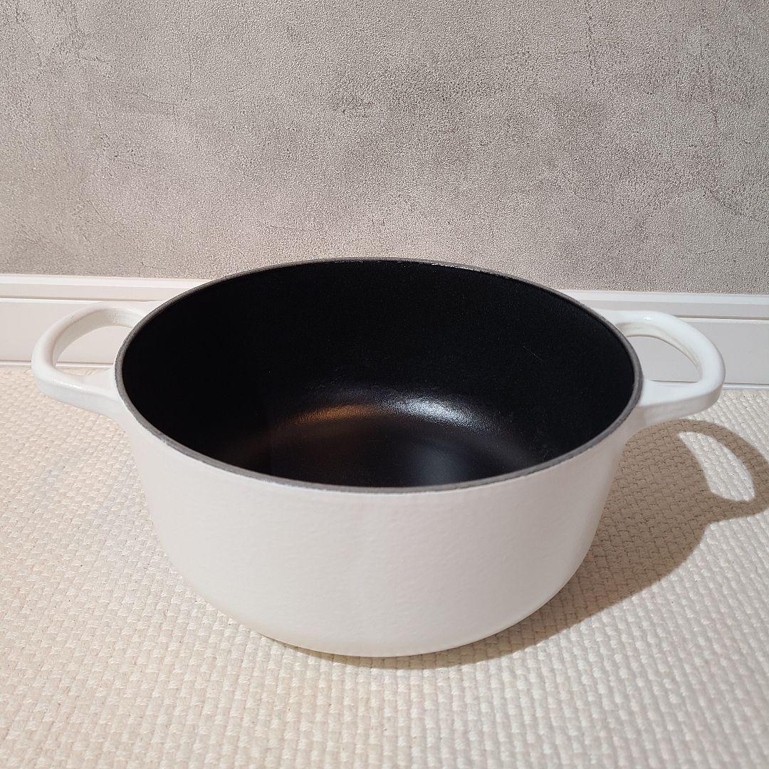 ルクルーゼ　ココットロンド　20cm　レースレリーフ　コットン 　カッパーツマミ