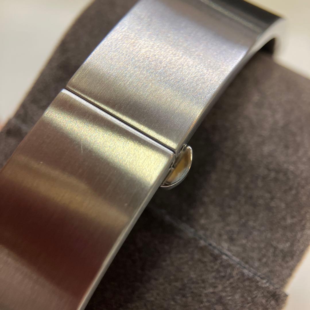 GUCCI 2400S シルバーバングル　文字盤ブラック　箱　カード　タグ付