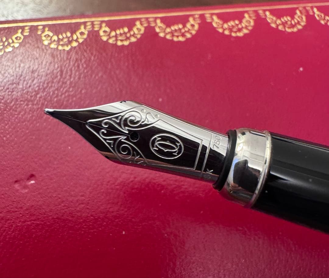 Cartier 万年筆 プラチナフィニッシュ　ゴドロン　ケース付きカルティエ