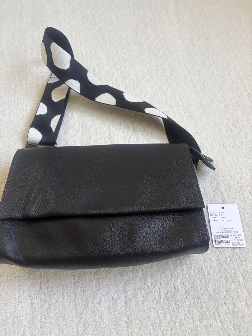 ear PAPILLONNER 本革　ボディバック