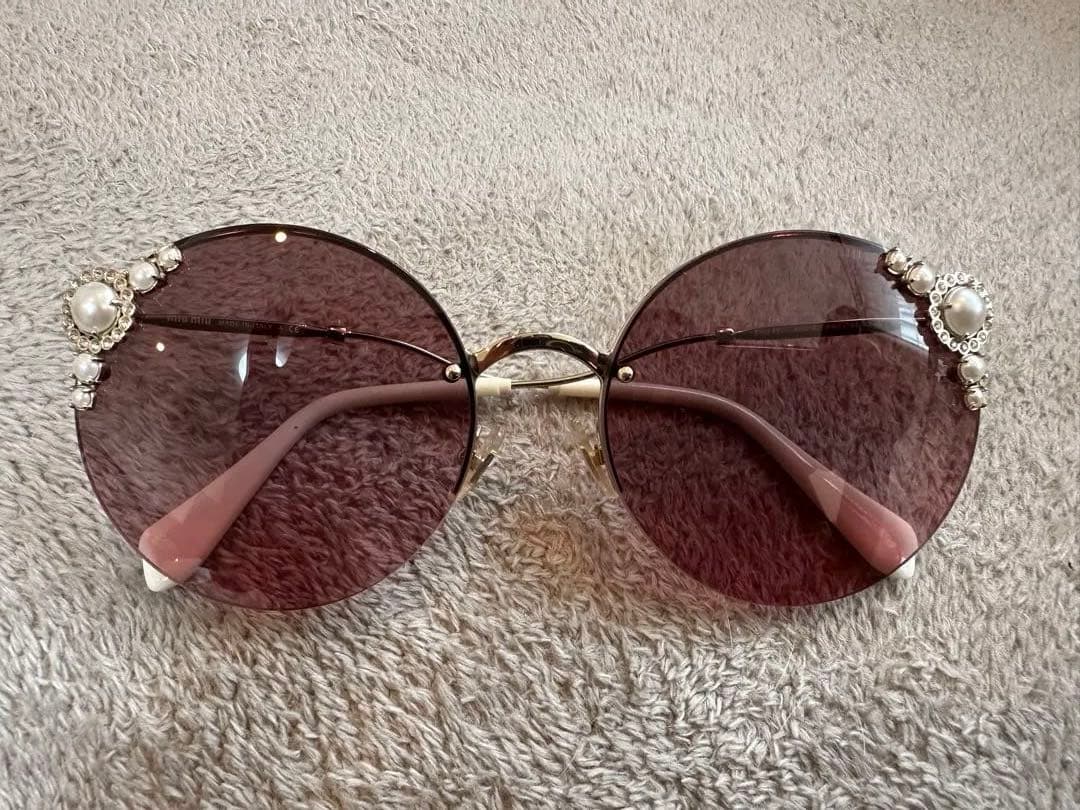 miu miu マニエール パール付きラウンドサングラス