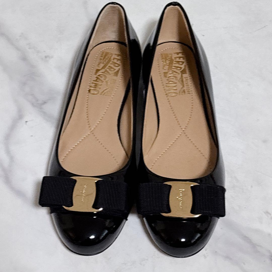 極美品 フェラガモ ヴァリナ バレエシューズ ヴァラ リボン エナメル ブラック