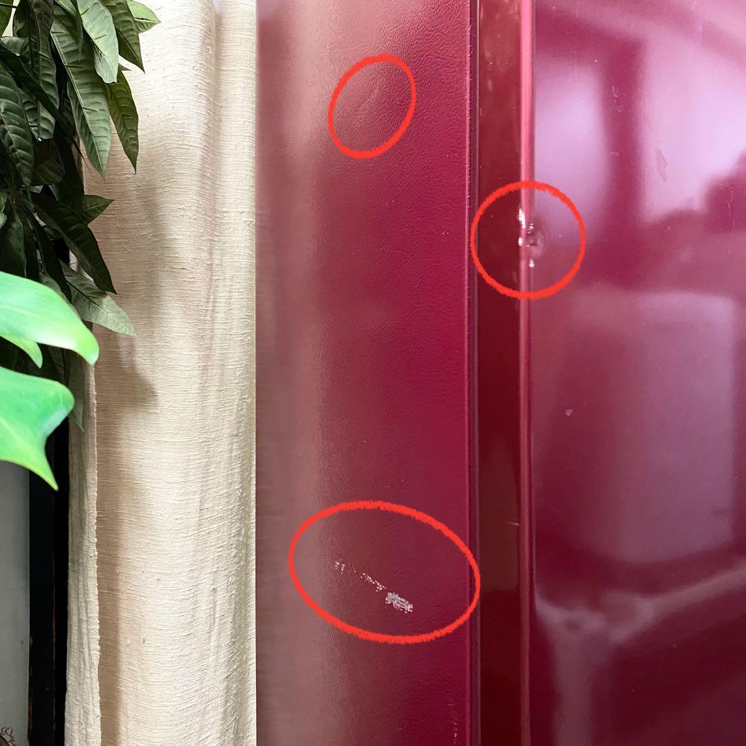 かたちはシンプルなのにワインレッドの派手さがイイ！2ドア冷凍冷蔵庫184L