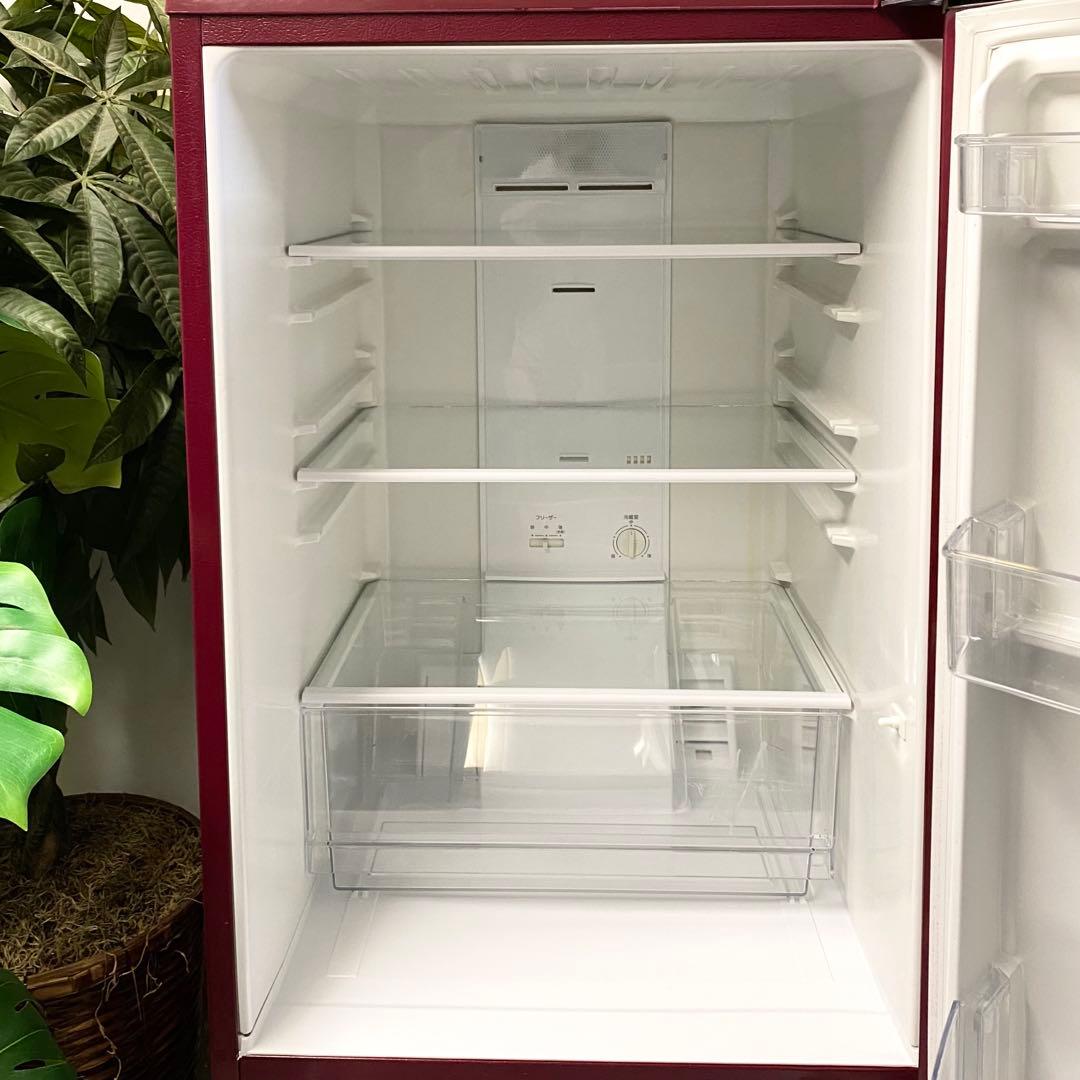 かたちはシンプルなのにワインレッドの派手さがイイ！2ドア冷凍冷蔵庫184L