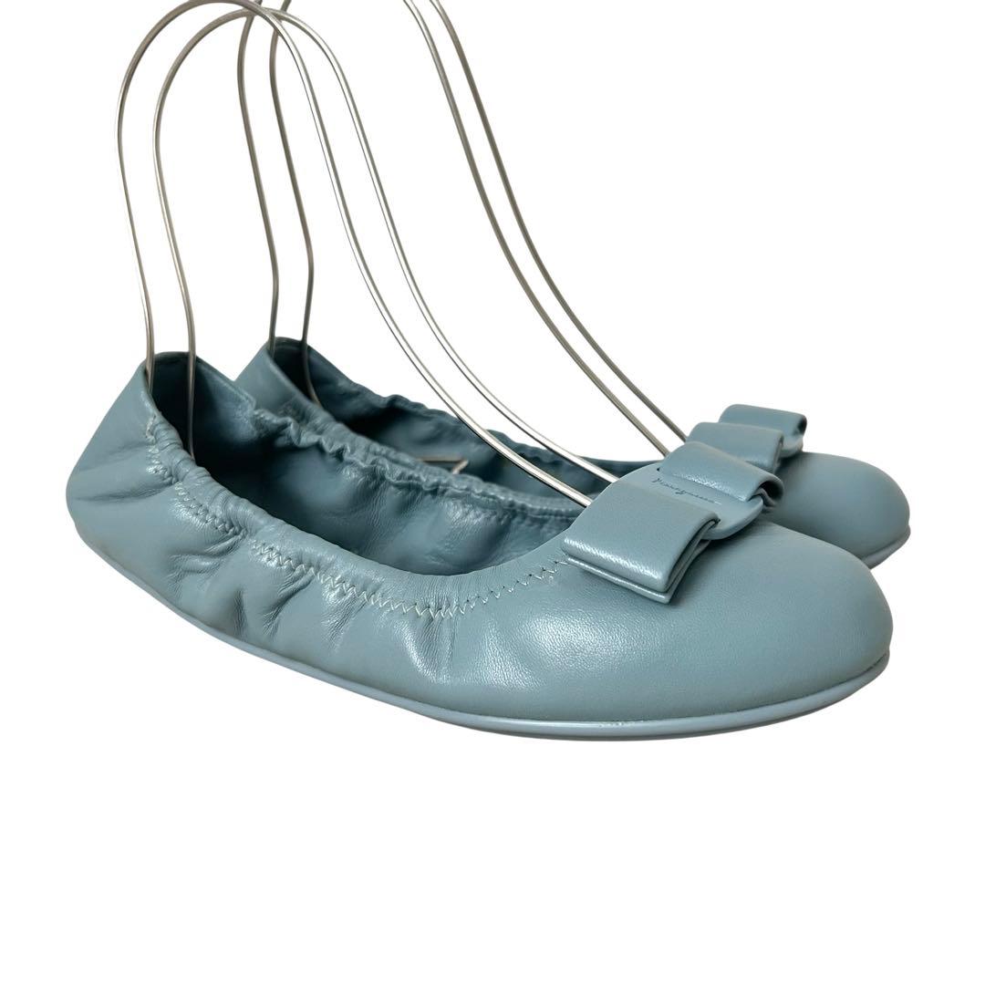 美品 サルヴァトーレ フェラガモ フラットシューズ ヴァラリボン 24cm