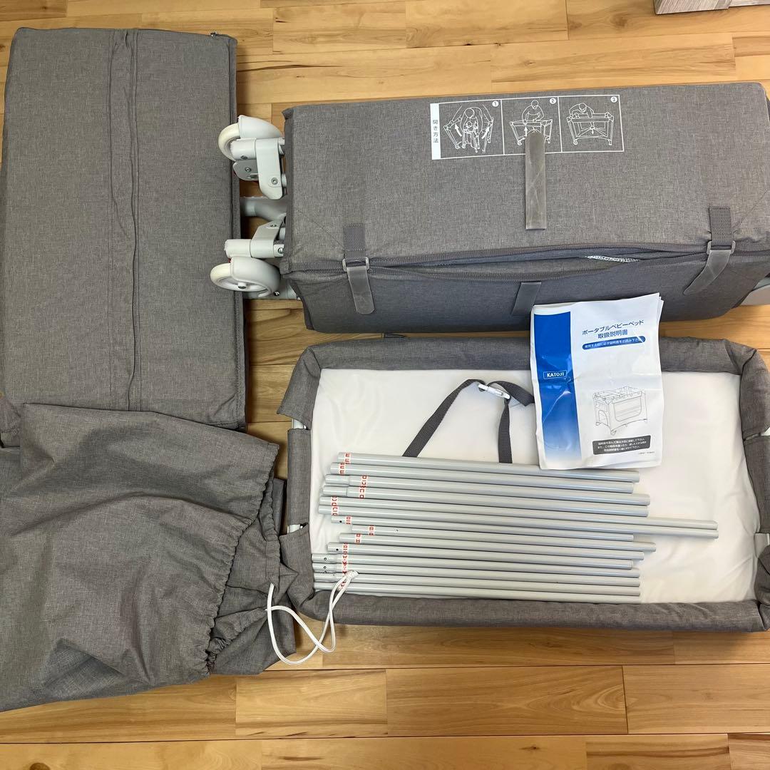 美品 KATOJI カトージ ポータブルベビーベッド おむつ替えテーブル付