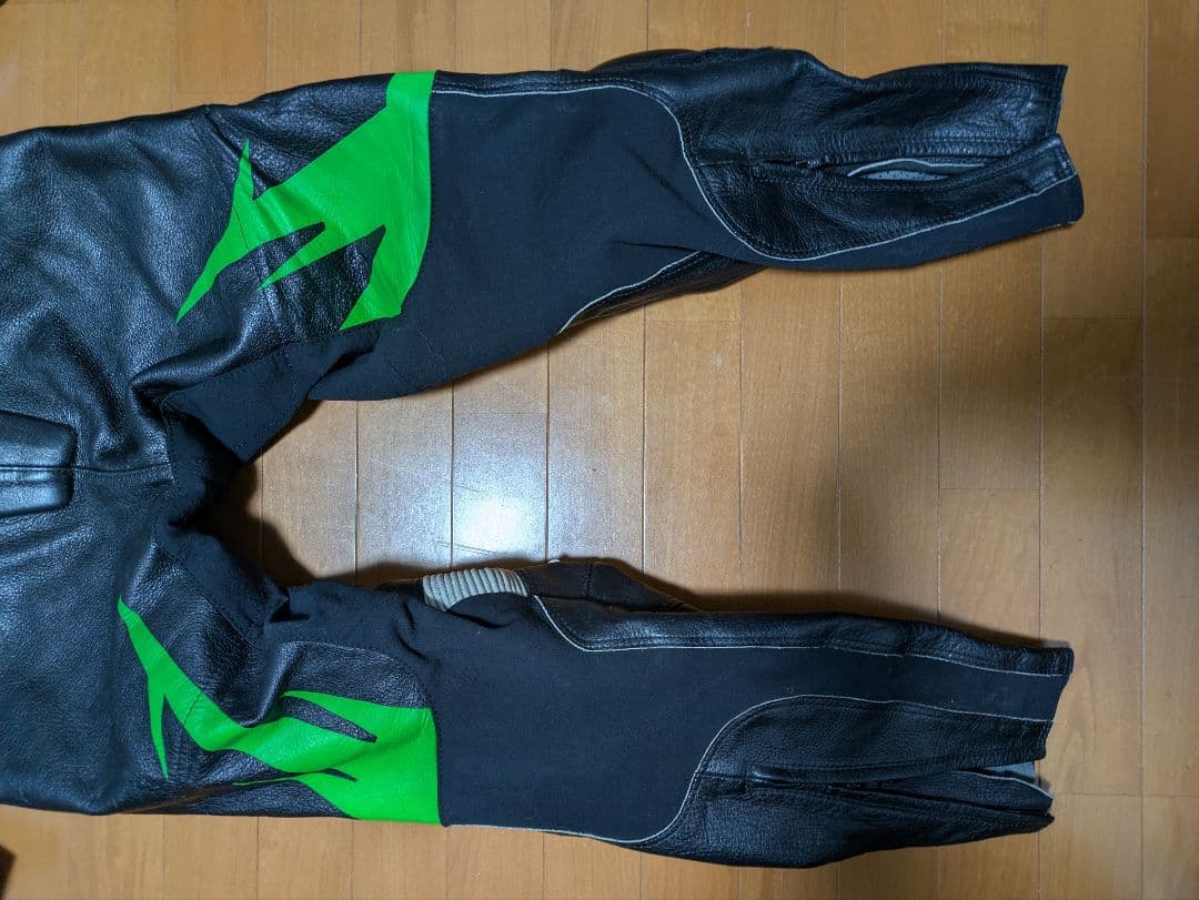 r*3様 RS TAICHI 緑 黒 革ツナギ 膝プロテクター付き