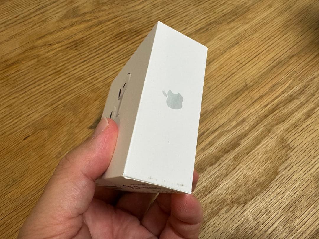 Apple AirPods 4 (第4世代) 本体　ノイズキャンセリングおまけ付