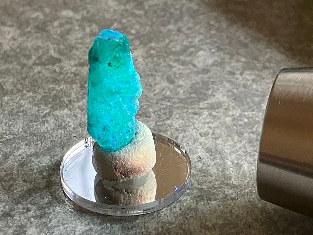 エメラルド結晶（大）原石　カラーチェンジ