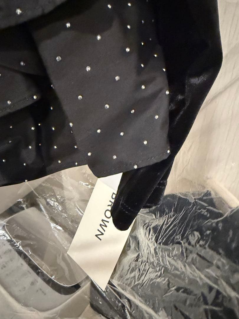 完売‼️LILY BROWN（リリー ブラウン）ベロアペプラムフリルトップス