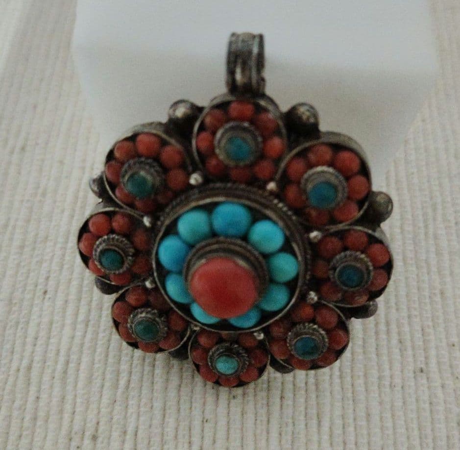 アンティーク　ターコイズと山サンゴのお守りペンダントトップ　ブローチにも