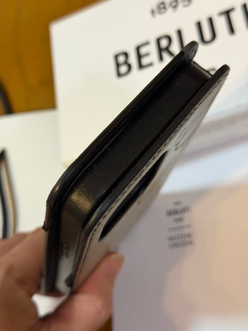 BERLUTIベルルッティカリグラフィスマホケースiPhone15PROMAX