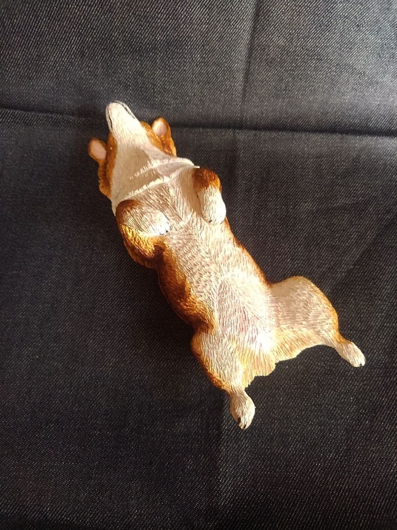 木彫りのコーギーヘソ天