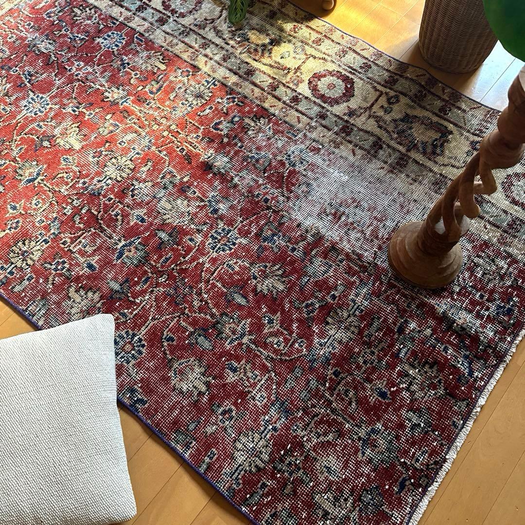 104×154 深みある赤色のボタニカル柄　擦れシャビー　トルコヴィンテージラグ