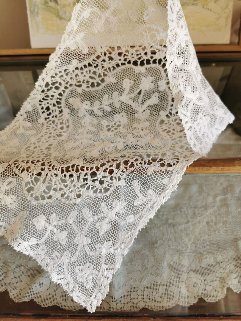 アンティークイタリア 美しい草花紋ミラネーゼ テープ＆ボビンレース 刺繍ランナー