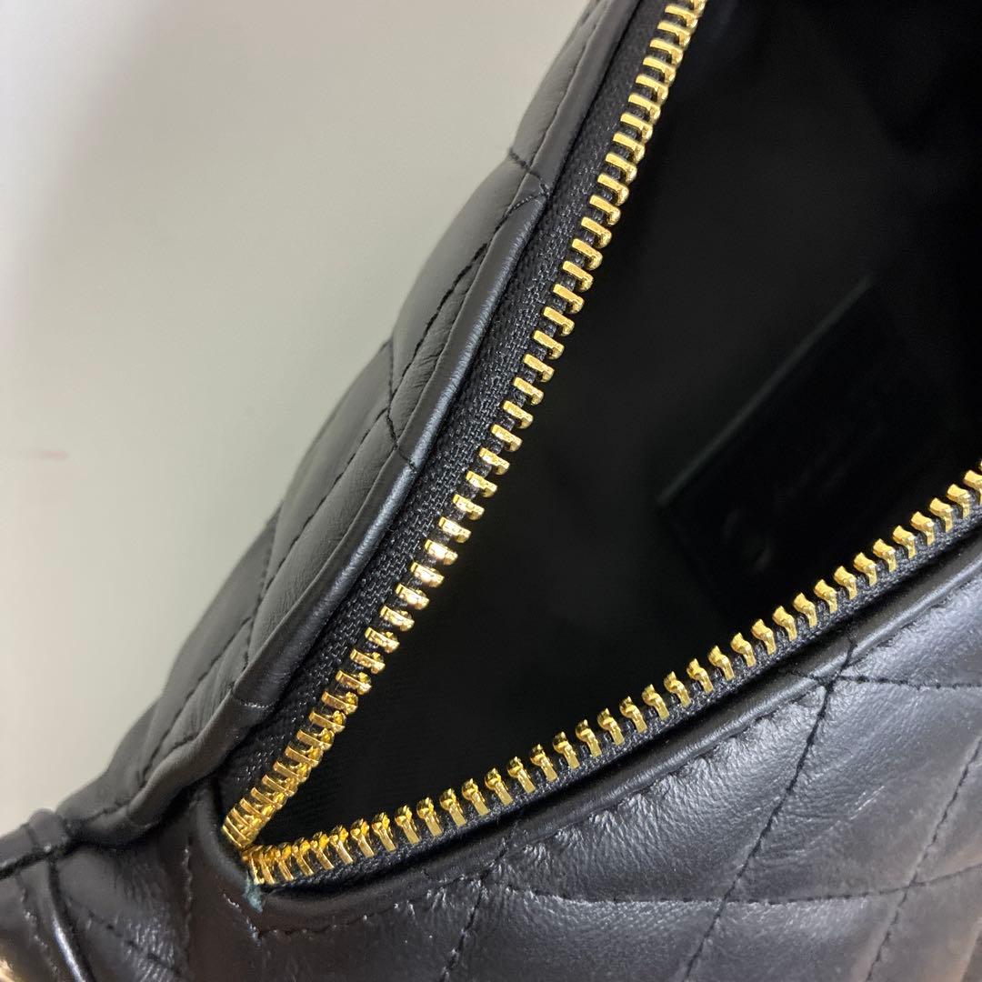 【新品】AULENTTI オウレンティ レザーキルティングボディバッグ黒ブラック