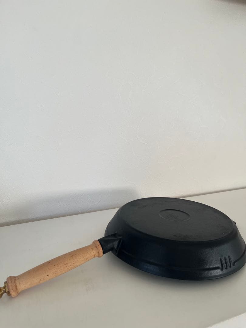 FISKARS 鋳鉄製フライパン 木製ハンドル