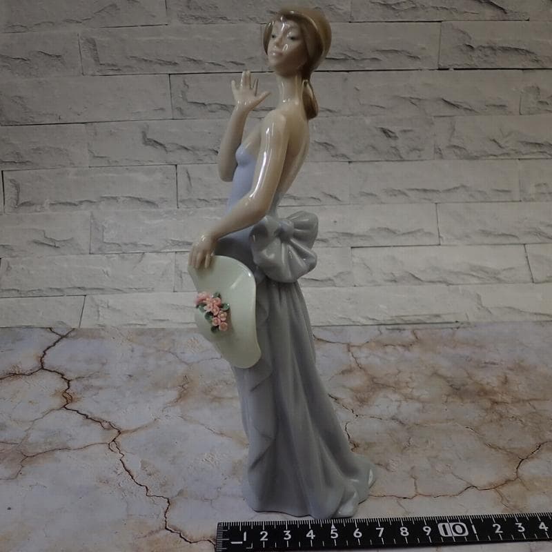 RU-6396 リヤドロ フィギュリン 貴婦人と帽子