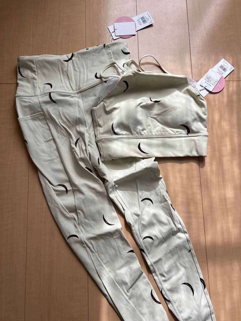 emmi ヨガウェアセット クリーム色 月模様　⚠️サイズが違います