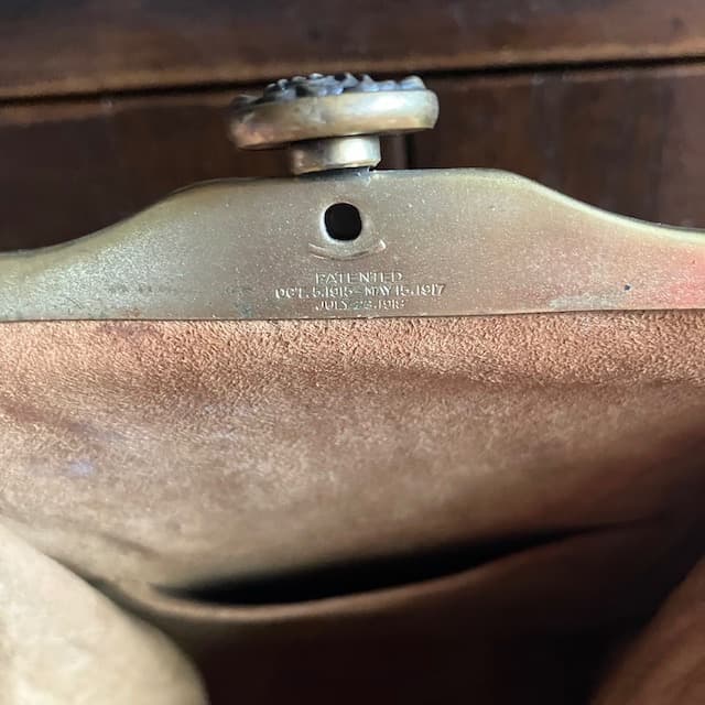 アンティーク レザー カービング バッグ 古道具 1917年 真鍮 金具