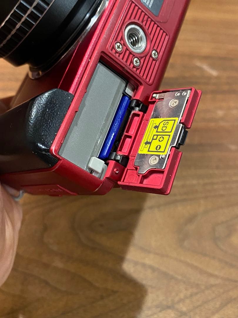 OLYMPUS e-pl1s 赤 ニコンNIKKOR 28㍉1:3.5 レンズ付