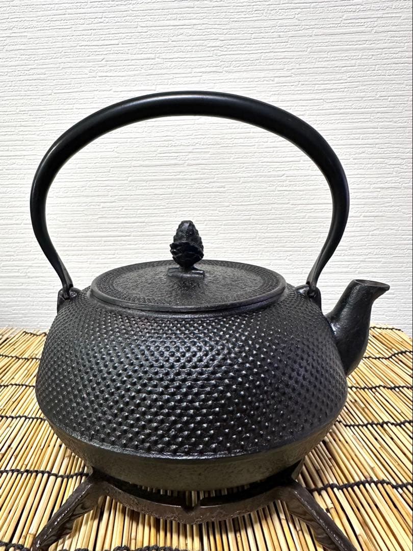 未使用、保管品　南部岩鋳造　１８型丸平アラレ　南部鉄瓶　南部鉄器　鉄瓶