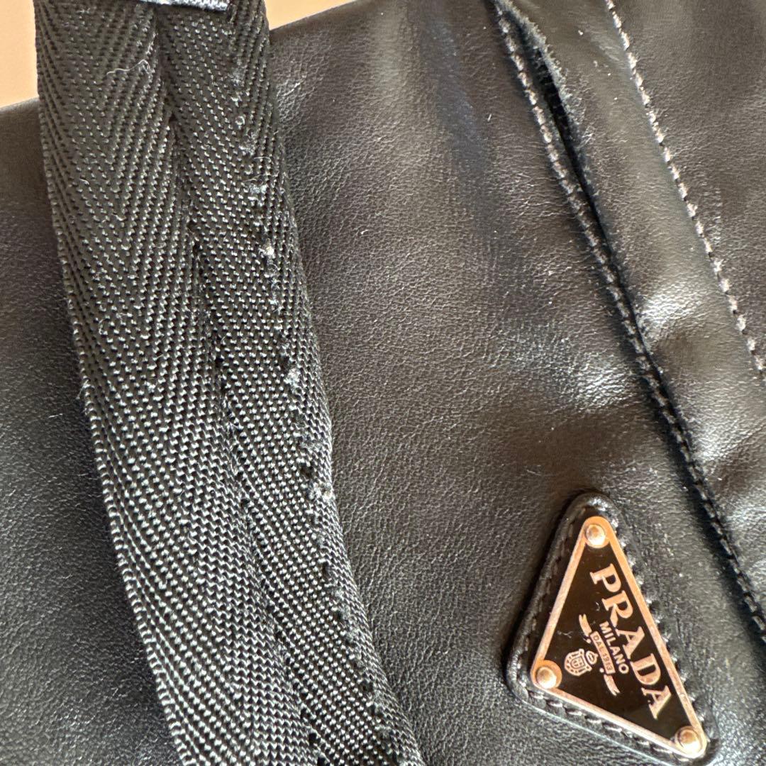 プラダ　レザーショルダーバック