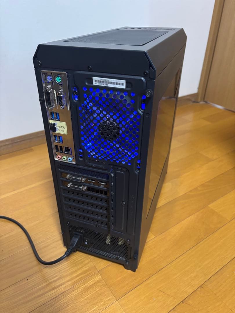 青光り！自作ゲーミングPC 中古です。i7 と今高騰中ですが新品SSD使用！