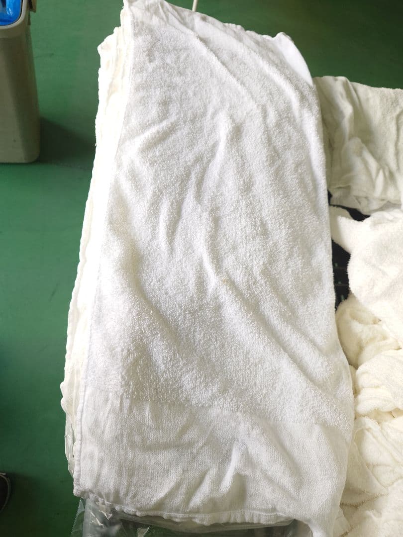 フェイスタオル　ウエス白色400枚薄め 折畳まず、広げて、数十枚を折り曲げて発送