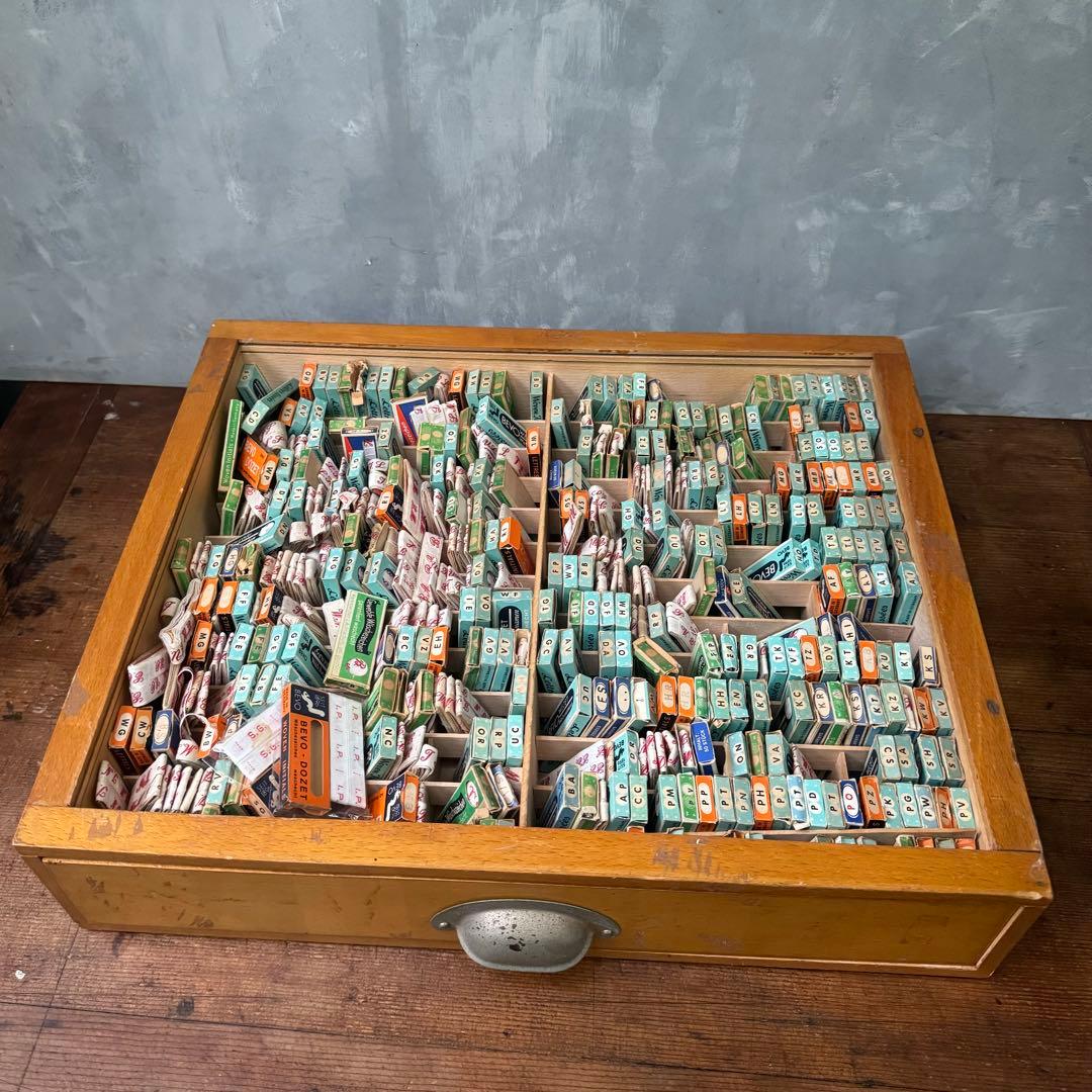 アンティーク イニシャルテープの木製棚、小分け引き出し、ディスプレイボックス