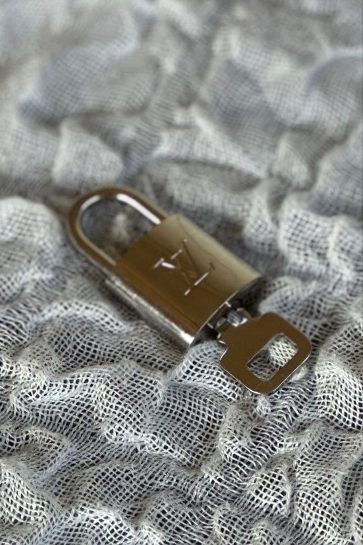 ルイ・ヴィトン南京錠 銀