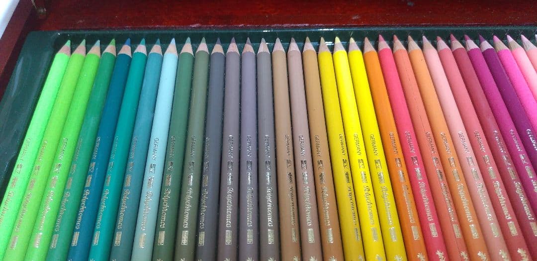 ファーバーカステルのポリクロモスの木箱入り色鉛筆100色、高級品です。